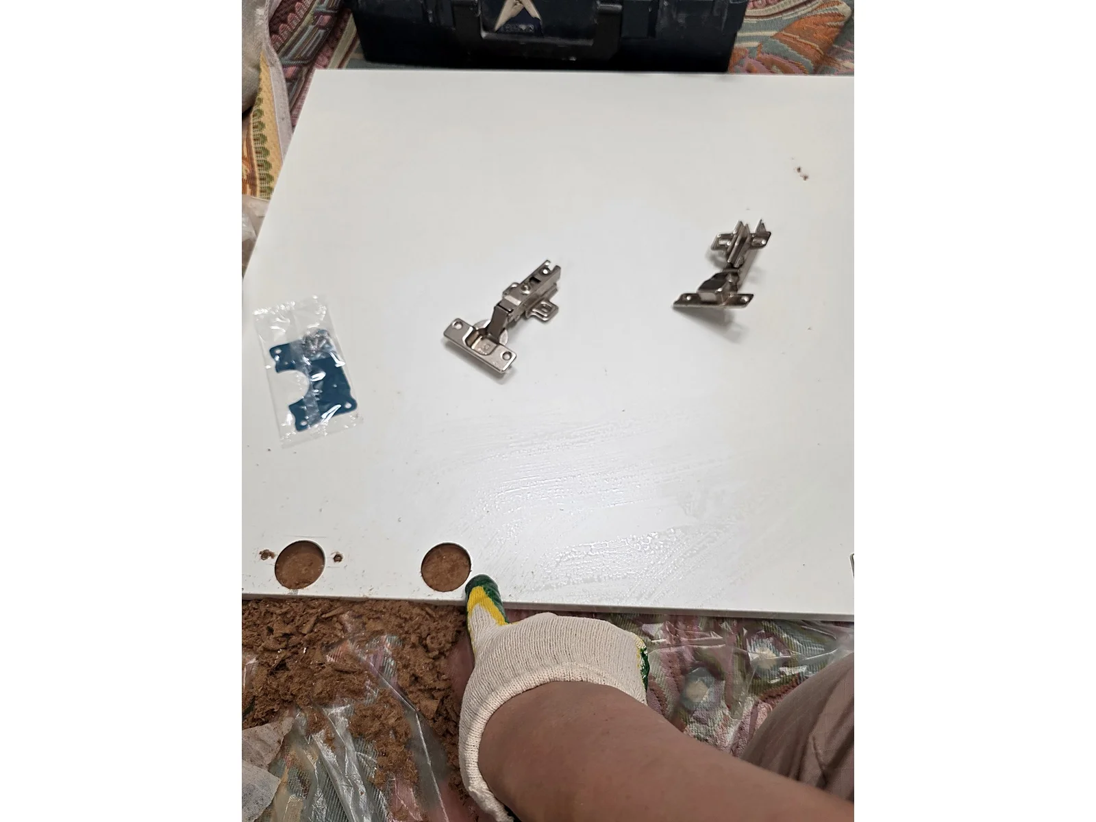 동탄 싱크대 경첩 수리 동탄 문짝 떨어짐 보강 작업 중