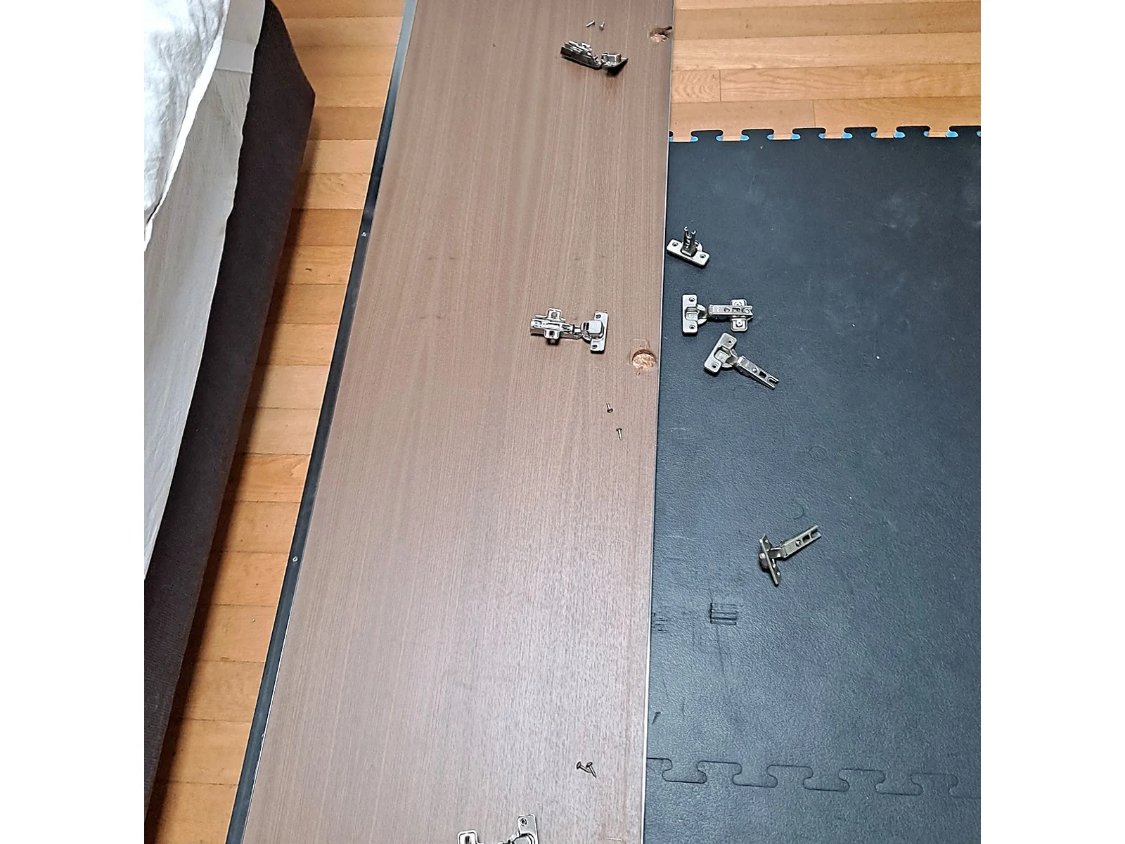 분당 옷장 경첩 교체 떨어진 붙박이장 문짝 수리 작업 중
