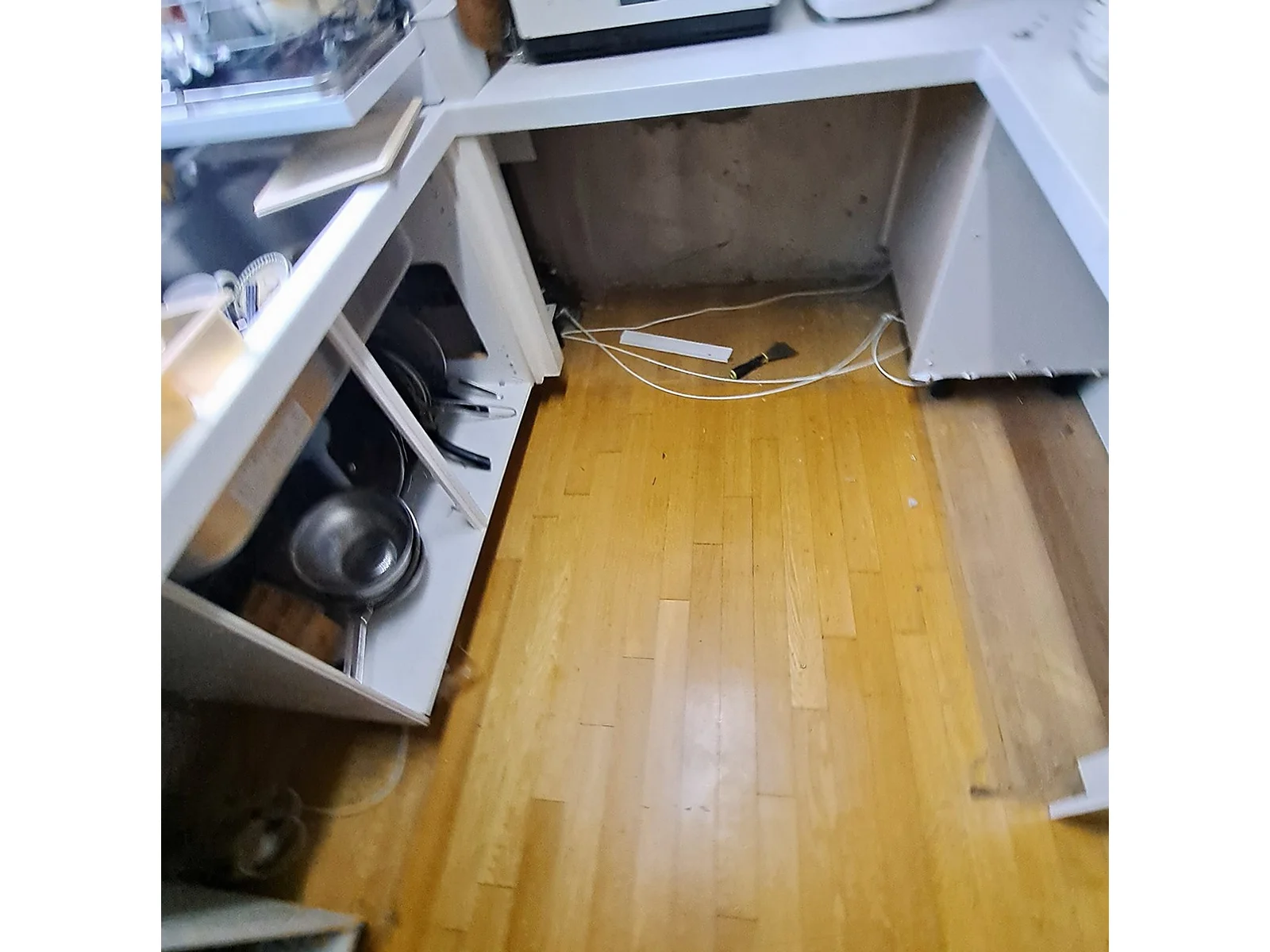 수원 부엌 수납장 교체 오래된 하부장을 맞춤 서랍장으로 제작 교체 3시간 작업 중