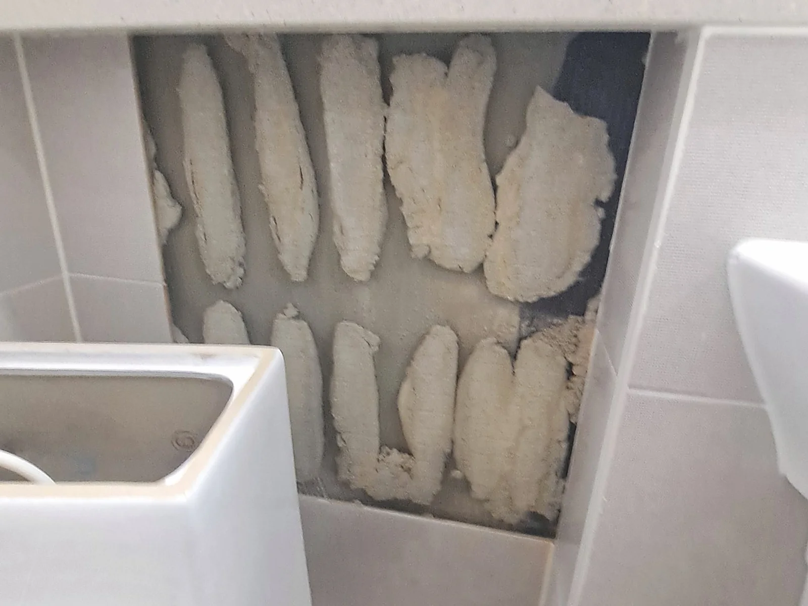 시흥 화장실 타일 교체 변기 뒤 깨진 타일 부분교체 작업 중