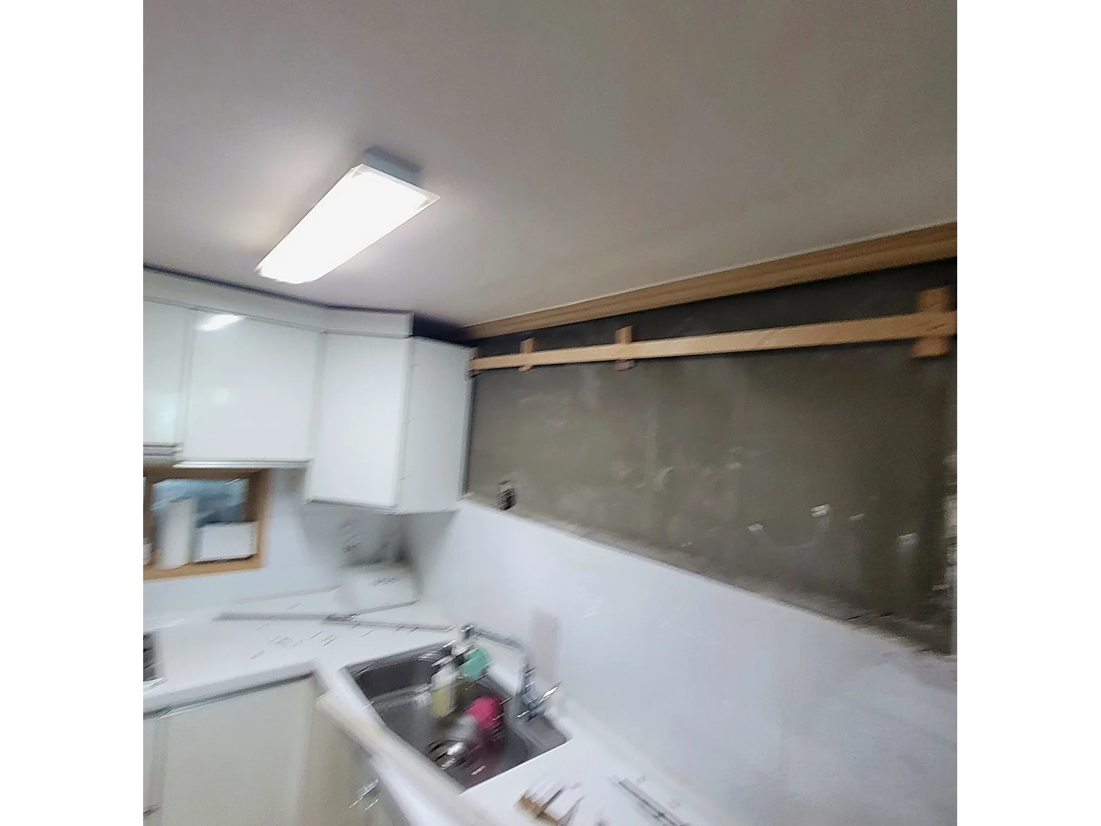 안산 싱크대 상부장 처짐 수리 지지목 보강 시공 후기 작업 중