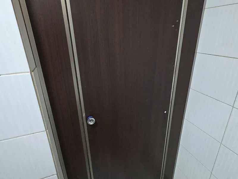 부천 화장실 큐비클 문짝 떨어짐 바닥 힌지 파손 규격 교체 시공 후