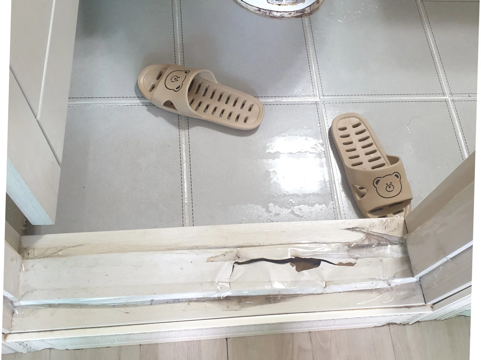 오산 화장실 문턱 곰팡이 교체 시공 전