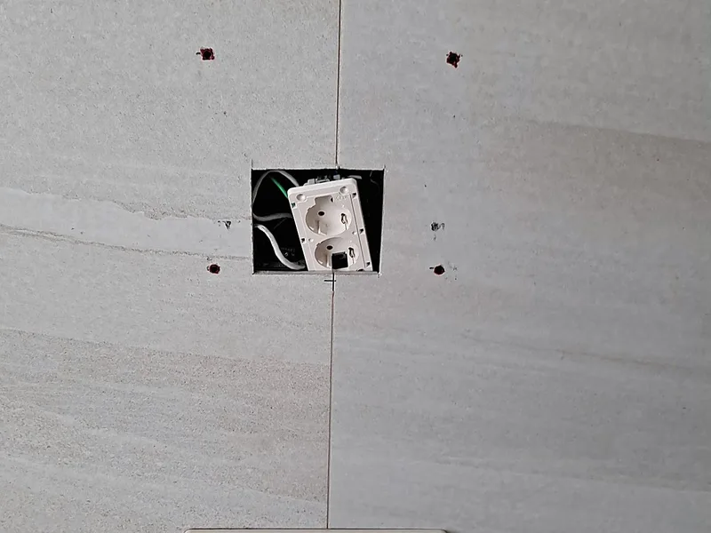 수원 매립 콘센트 시공 벽걸이TV 철거 자리 구멍 복원까지 1시간 30분 시공 전